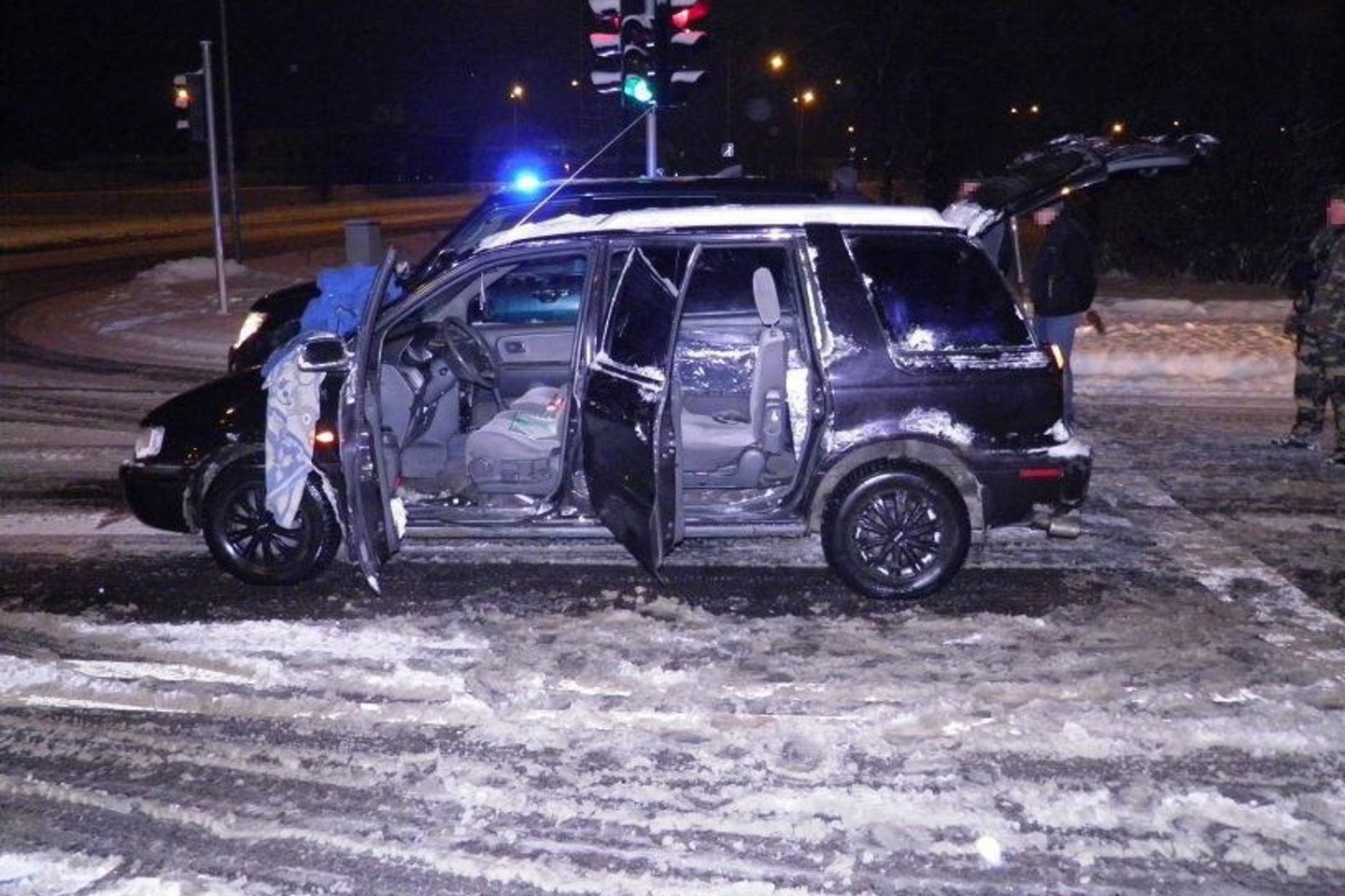 Cigaretės ir „Mitsubishi Space Wagon“ saugomi VSAT Vilniaus rinktinėje.