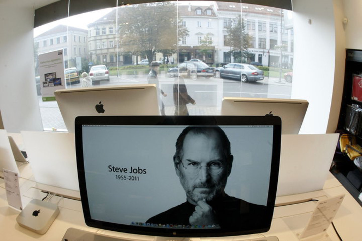 S.Jobsas nepakeitė mūsų gyvenimų - mes gyvename tokiame pasaulyje, jog žmonės negali gyventi be technologijų, turtų ar be malonybių teikiančių dalykų.