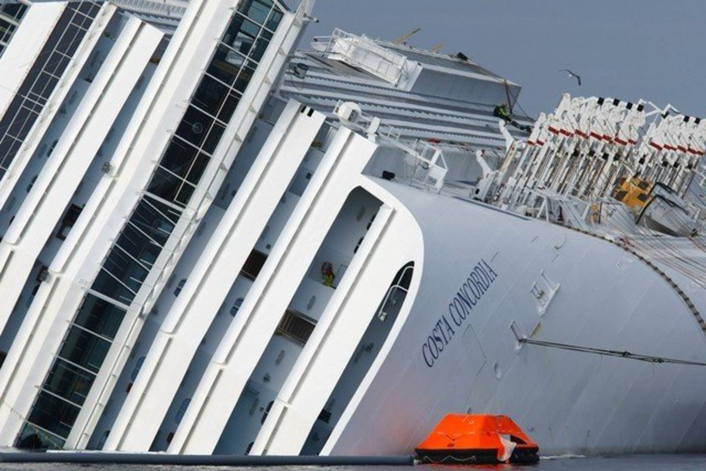 „Costa Concordia“ sausio 13-osios vakarą prie Italijos Džiljo salos užplaukė ant uolų.