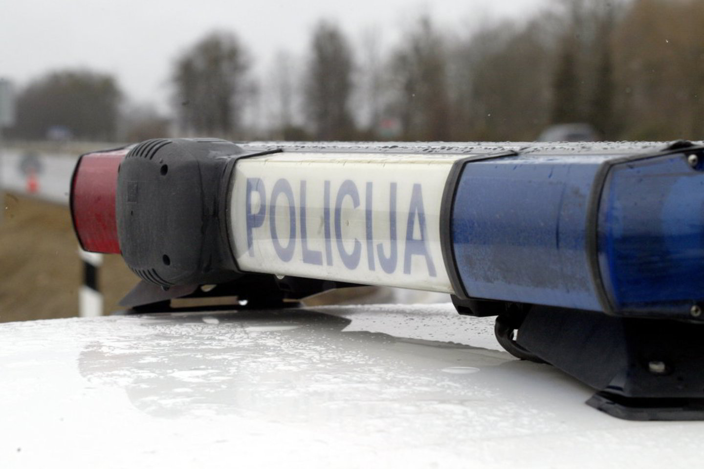 Policijos pareigūnai nustatė vieno plėšikų asmenybę, jis ieškomas