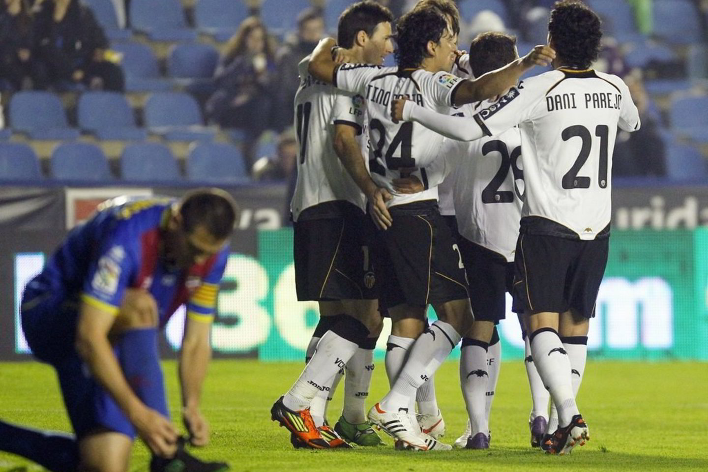 "Valencia" (balta apranga) futbolininkai vėl sutriuškino "Levante" ir pateko į kitą "Copa del Rey" etapą.