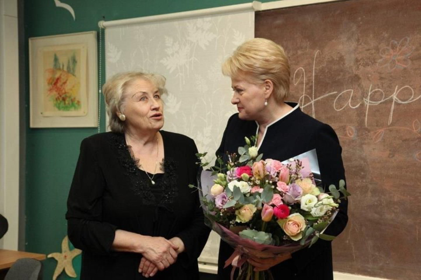 D.Grybauskaitė sveikina savo mokytoją S.Kasiulaitienė.