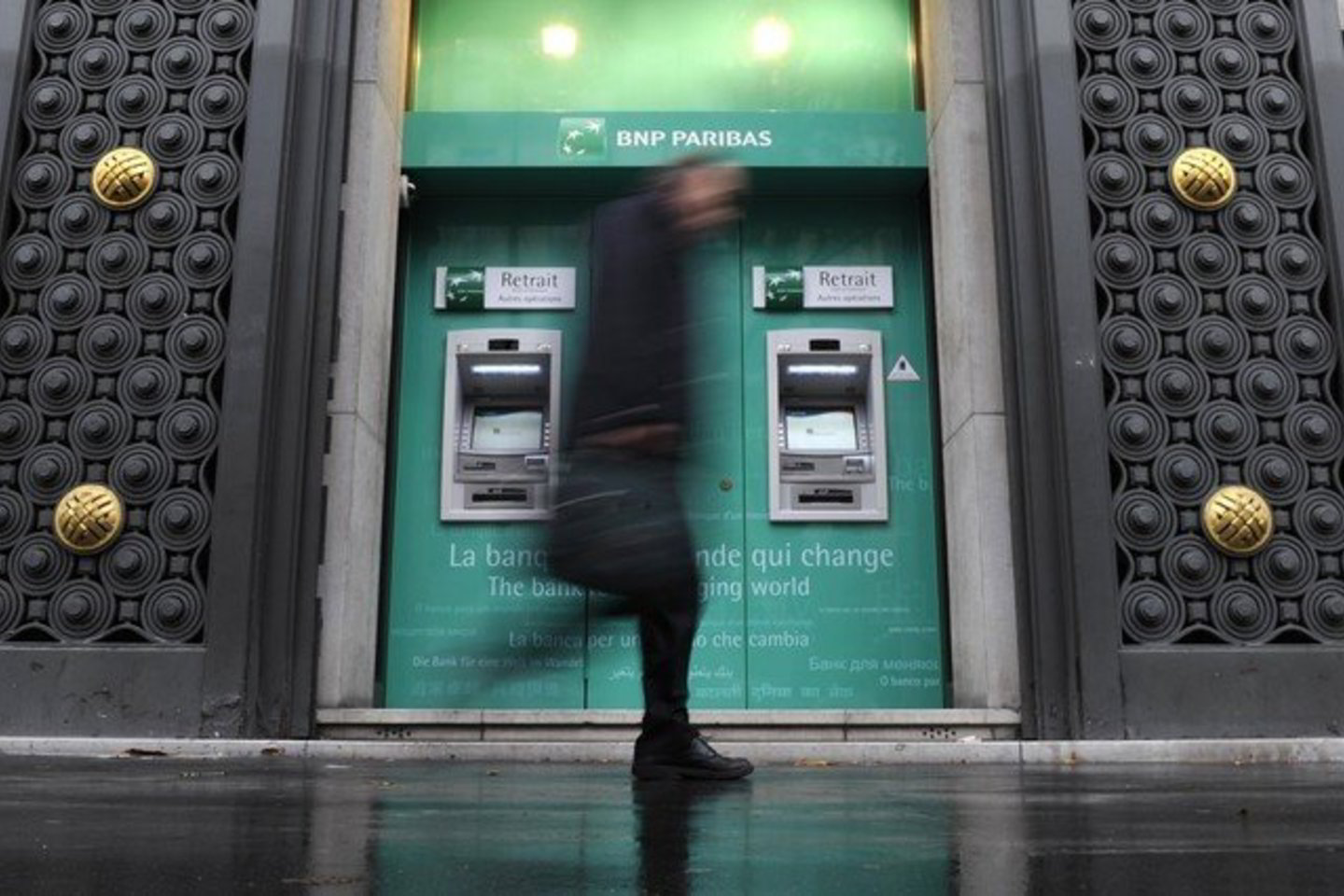 Bankas nusprendė padidinti nuosavą kapitalą ir sustiprinti savo pozicijas, kurioms neigiamai atsiliepė euro zonos skolų krizė.
