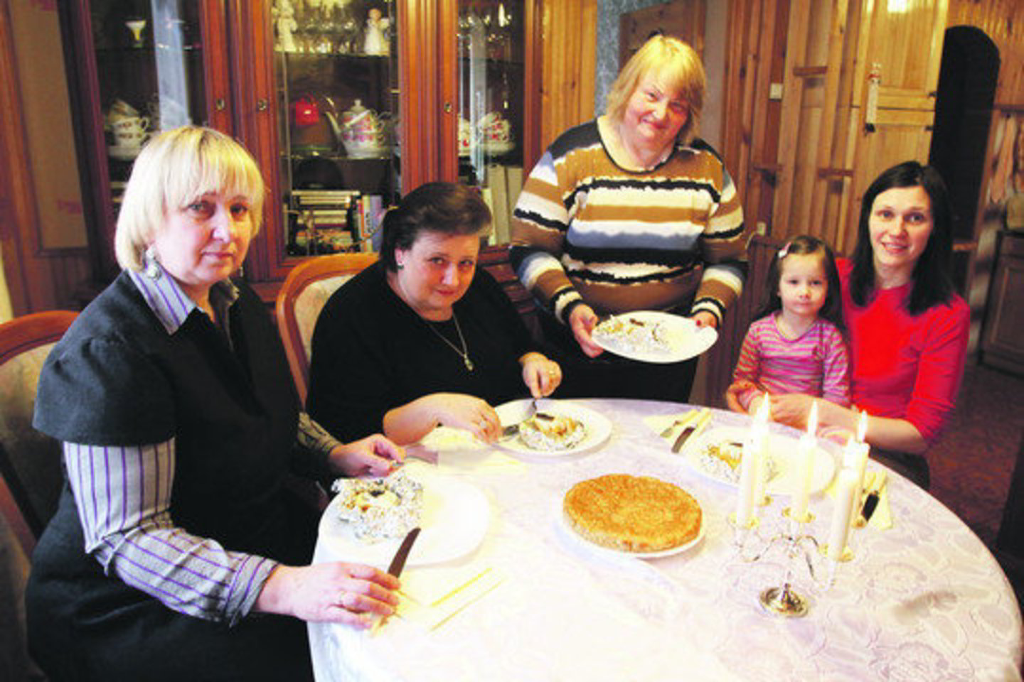 Bendruomenės centro „Girsta“ narės L.Lukšienė, V.Kunkulienė, Z.Streikienė ir V.Streikuvienė su dukra Auguste prie pietų stalo kūrė bendruomenės organizuojamų Užgavėnių scenarijų.