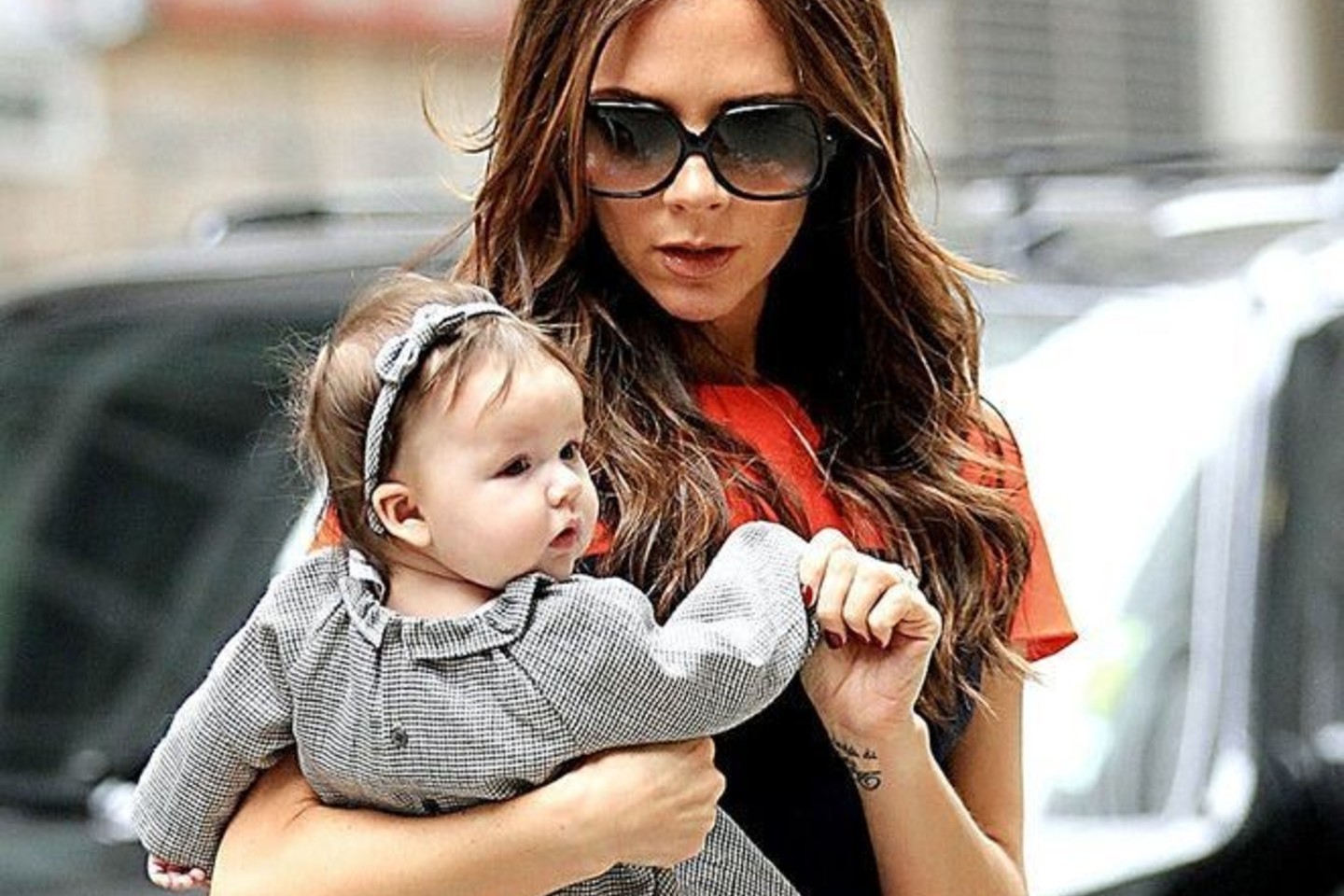 V.Beckham dukters Harper Seven spintoje gausu dizainerės Stellos McCartney kurtų apdarų, taip pat drabužių, pažymėtų garsiais „Bonpoint”, „Marie Chantal”, „Chloe” prekių ženklais.