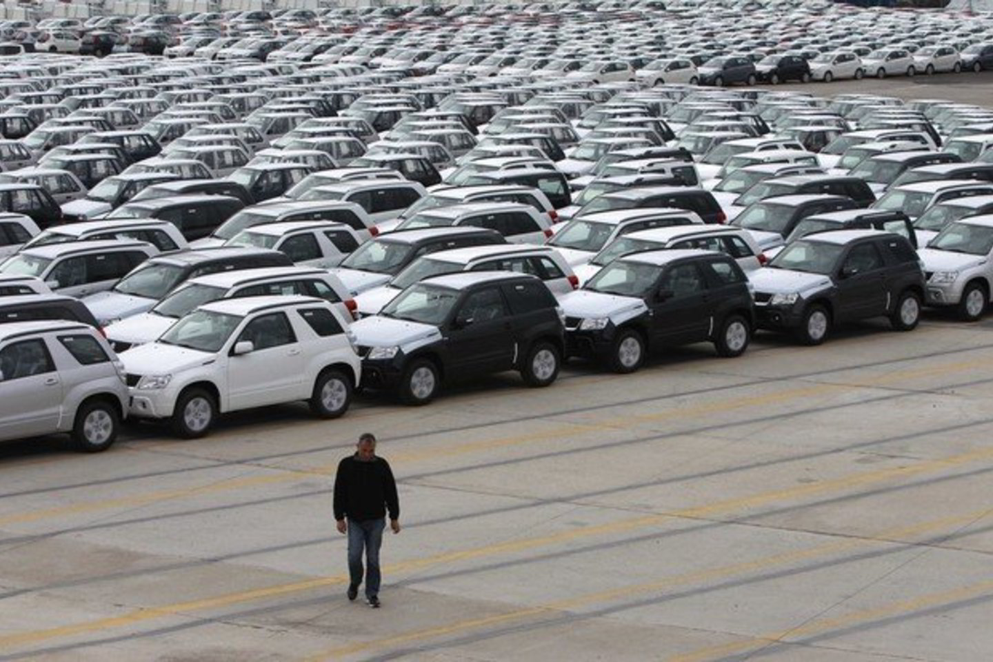 Automobilių pardavėjų nuotaikos - ne pačios linksmiausios.