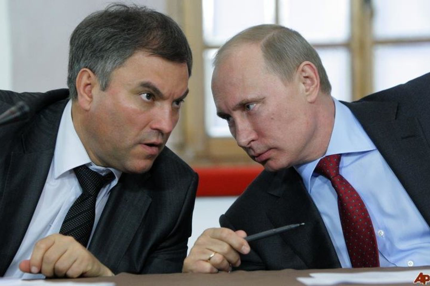 Rusijoje yra manančių, kad į prezidento kėdę grįšiantis V.Putinas (dešinėje) šią kėdę ruoš ir V.Volodinui.