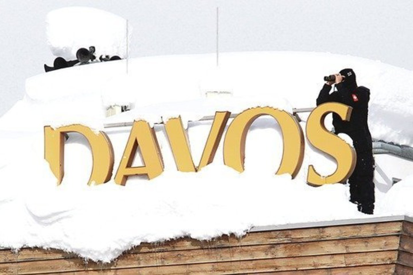 Sniege paskendusiame Davose specialiosios tarnybos rūpinosi forumo dalyvių saugumu, o susirinkusieji diskutavo apie grėsmes visam pasauliui.