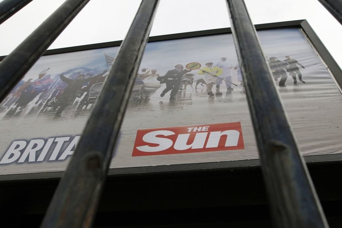 Didžiausio tiražo britų laikraštis "The Sun" galiausiai buvo įtrauktas į suirutę R.Murdocho imperijoje.