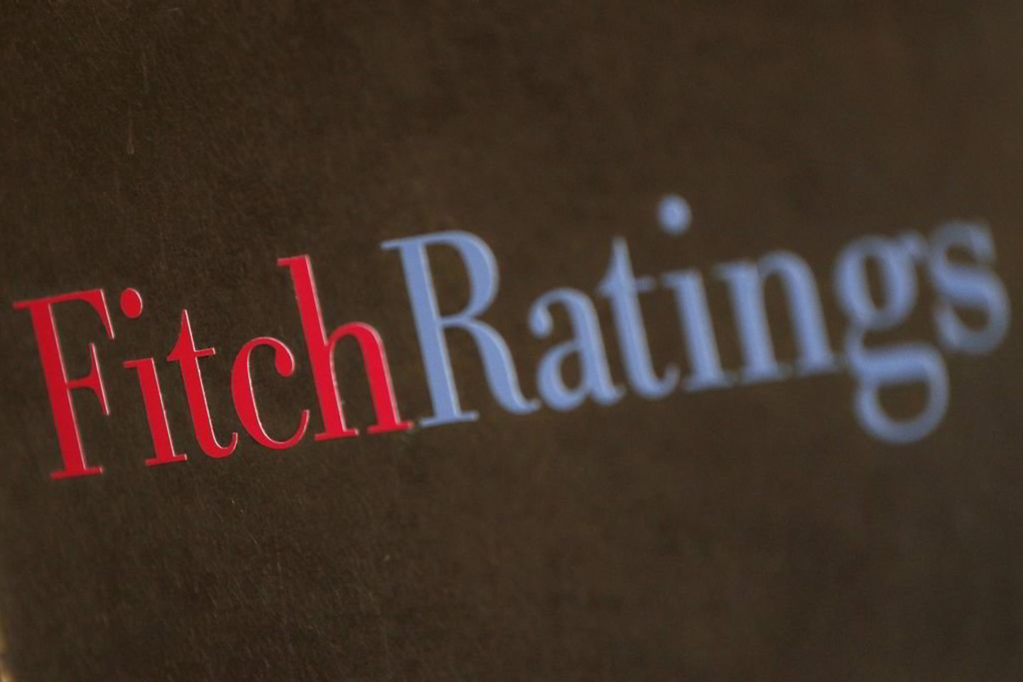 Agentūra "Fitch" kritikavo Europos politikų pastangas reformas vykdyti palaipsniui, kai skolų prislėgta Graikija balansuoja ant bankroto ribos, o finansinis sąmyšis stabdo ekonomikos augimą.
