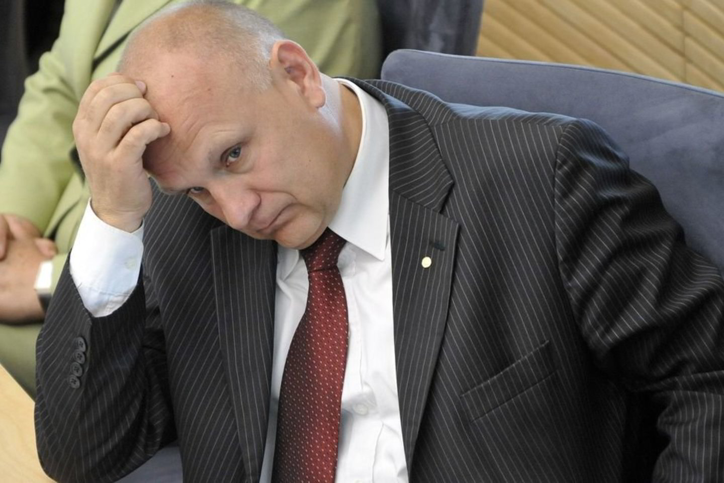 R.Ačo teigimu, Raseinių rajono apygardoje kandidatu jis patvirtintas dar būdamas parlamentaru. Iš Seimo jis pasitraukė pernai balandį.