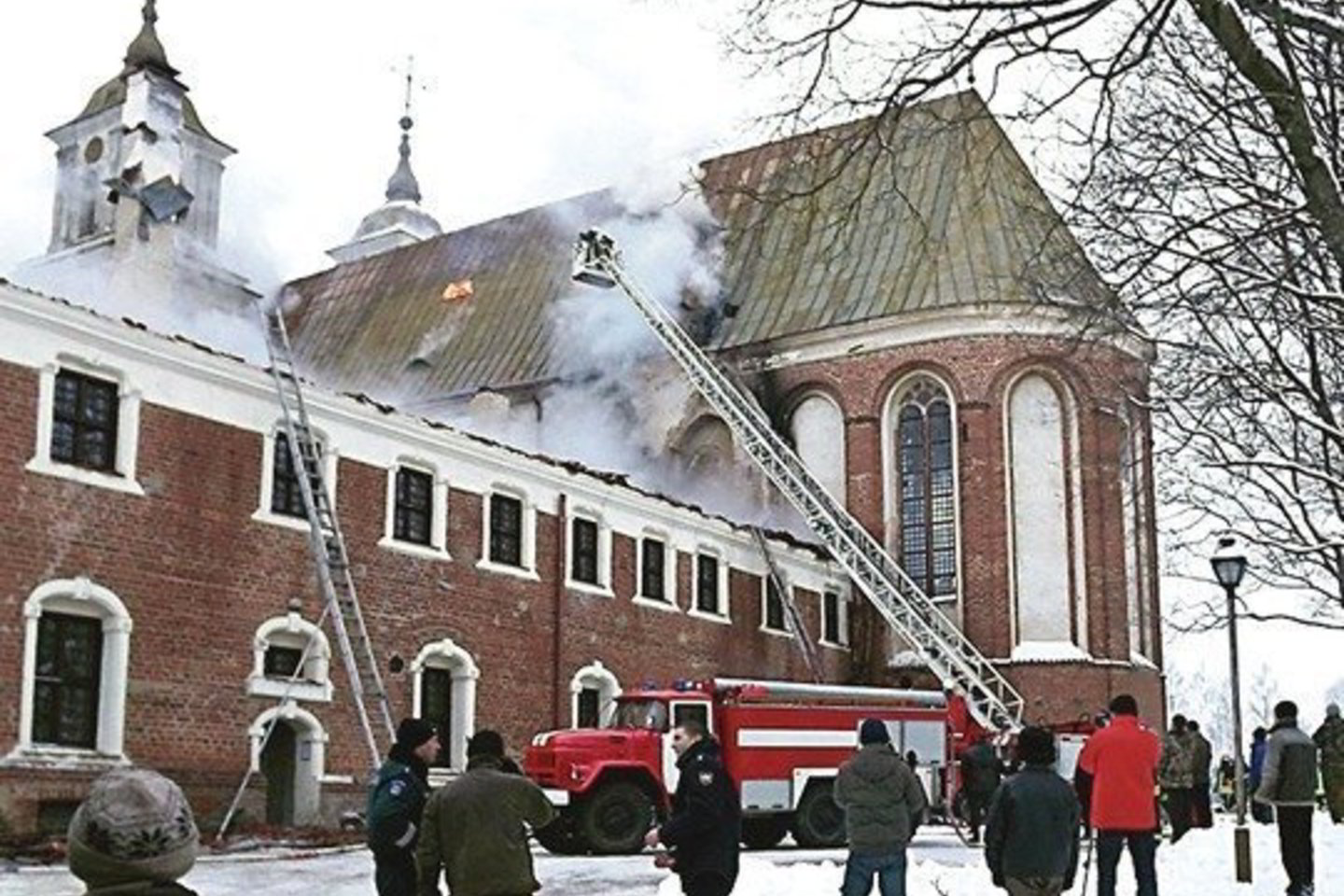 Tytuvėnų bažnyčią nuniokojo ir gaisras, ir juo gesinto vandens čiurkšlės.