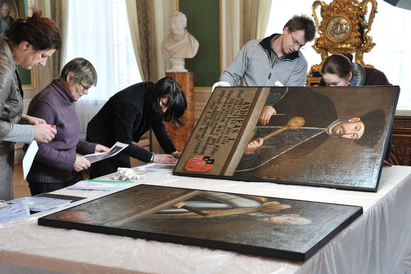 Iš Krokuvos atgabentus eksponatus lenkų ir lietuvių restauratoriai pirmiausia atidžiai patikrina, surašo jų būklės aktus.