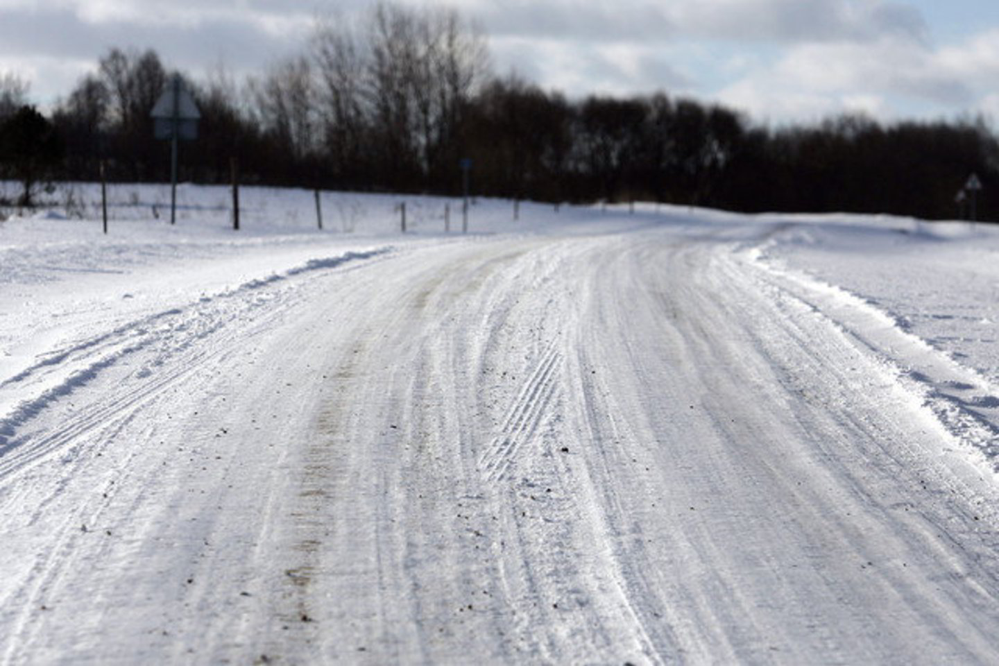 Hidrometeorologijos tarnybos duomenimis, artimiausią naktį sniegas mažai tikėtinas, žemiausia temperatūra - 18-23 laipsniai šalčio. Vietomis susidarys plikledis.