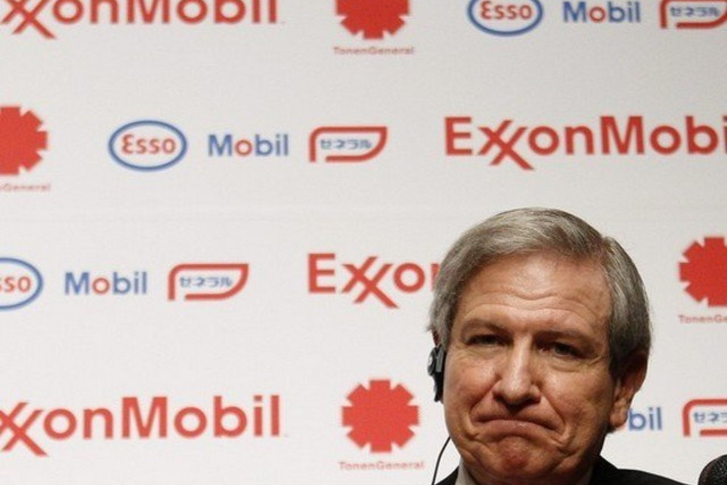 „Exxon Mobil“ viceprezidentas Shermanas J.Glassas spaudos konferencijoje Tokijuje. Jos metu pranešta naujiena apie kompanijos pardavimą vietos partneriui „TonenGeneral Sekiyu“.
