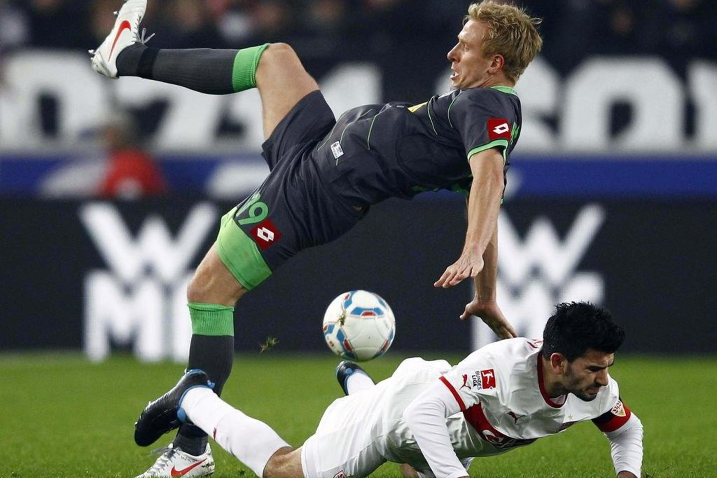 "Borussia" (tamsia apranga) kyla aukštyn.