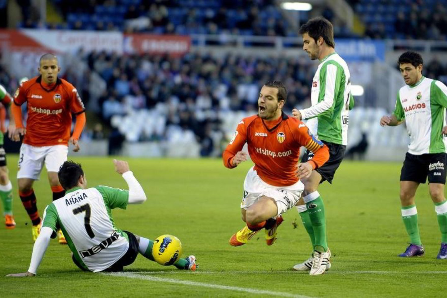 Santandero „Racing“ ir „Valencia“ (oranžiniai marškinėliai) dvikovos momentai.