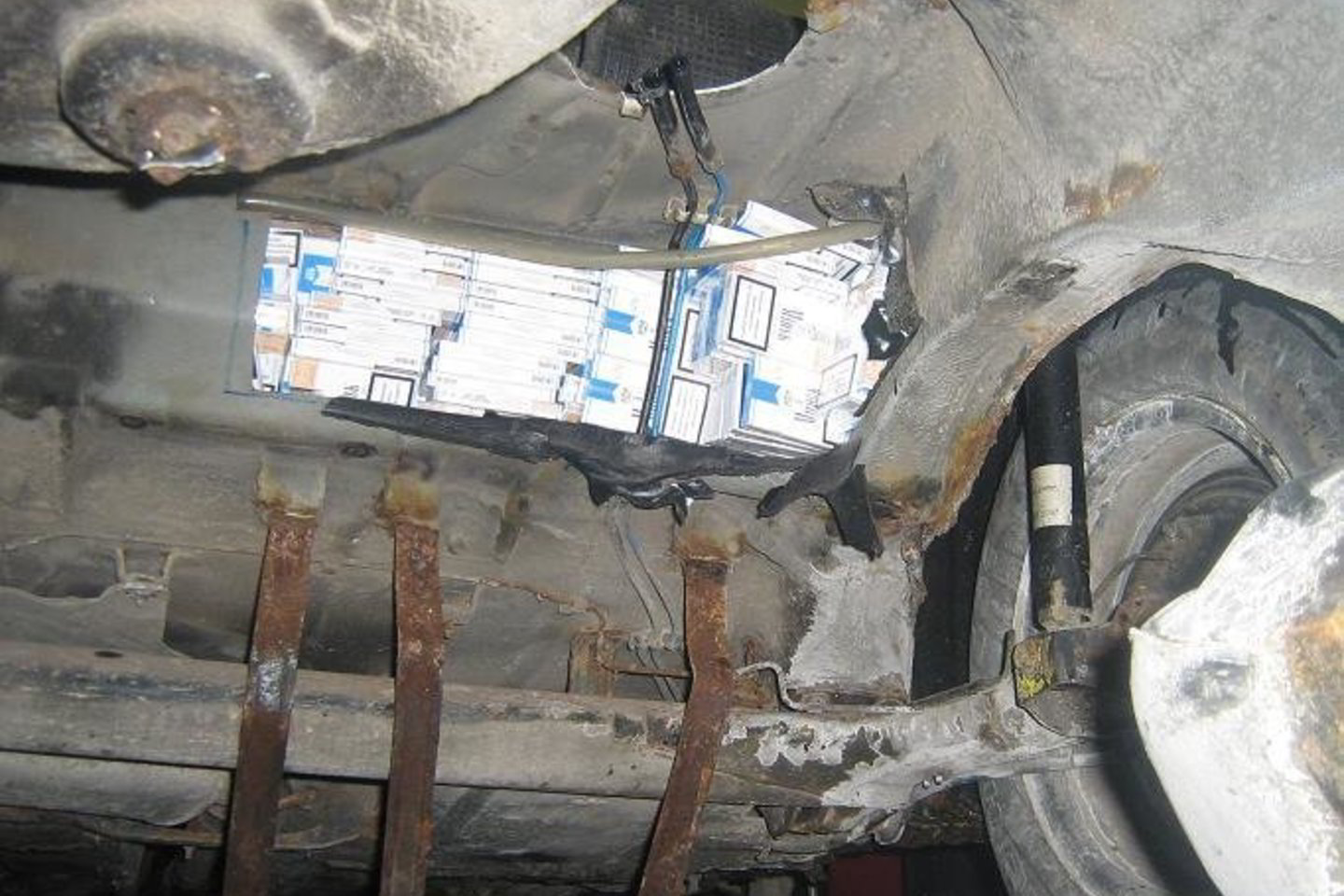 Automobilio kuro bake ir kėbule įrengtose slėptuvėse VSAT pareigūnai aptiko 1017 pakelių cigarečių „Minsk Capital“ ir „Minsk Superslims“ su Baltarusijos banderolėmis.