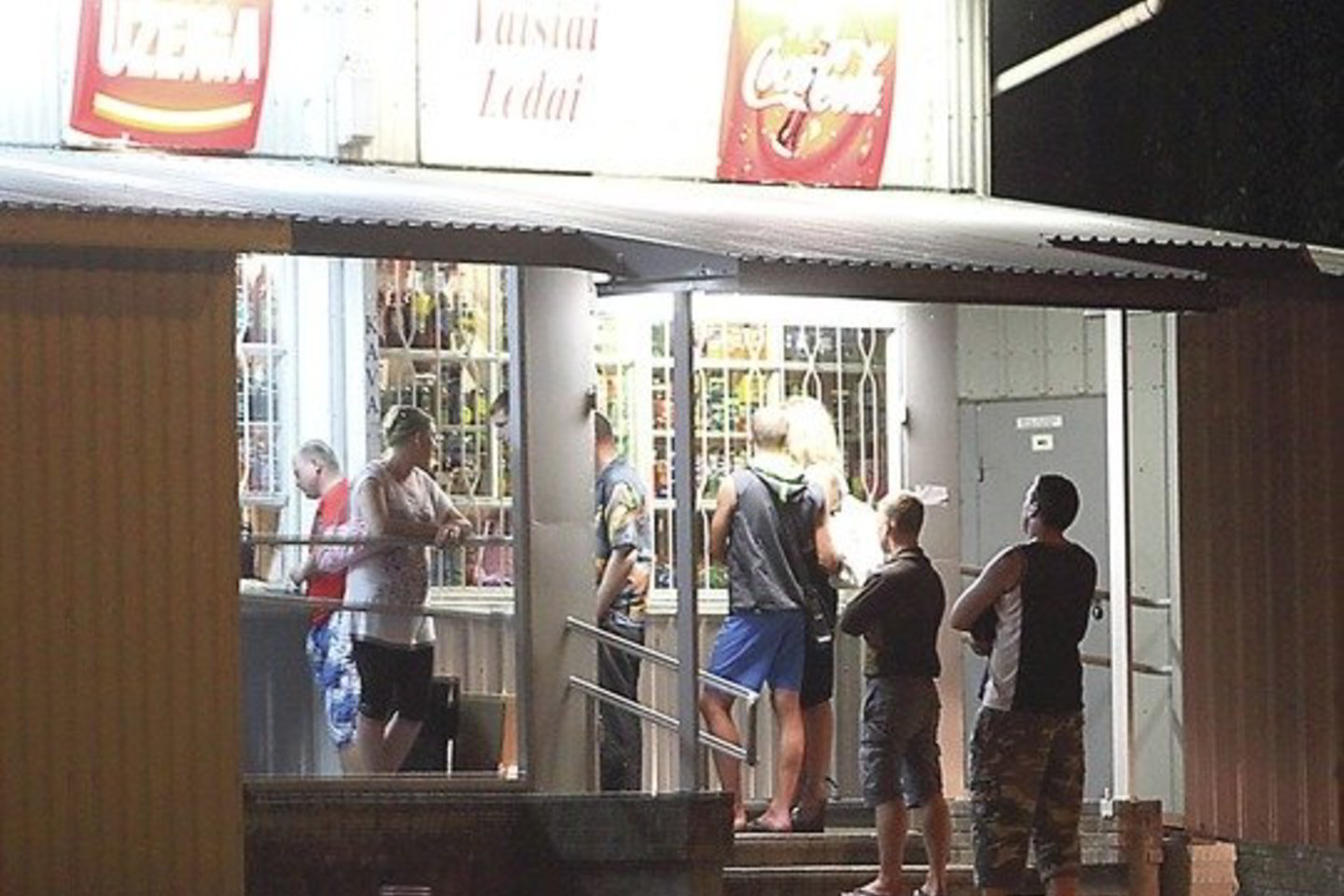 Dar vasarą Kaune alkoholio ištroškę piliečiai stovėjo eilėse lauke, tuo tarpu dabar jau gali užsukti į neseniai paskubomis įrengtą kambarėlį, bent šiek tiek primenantį aptriušusią kavinukę.