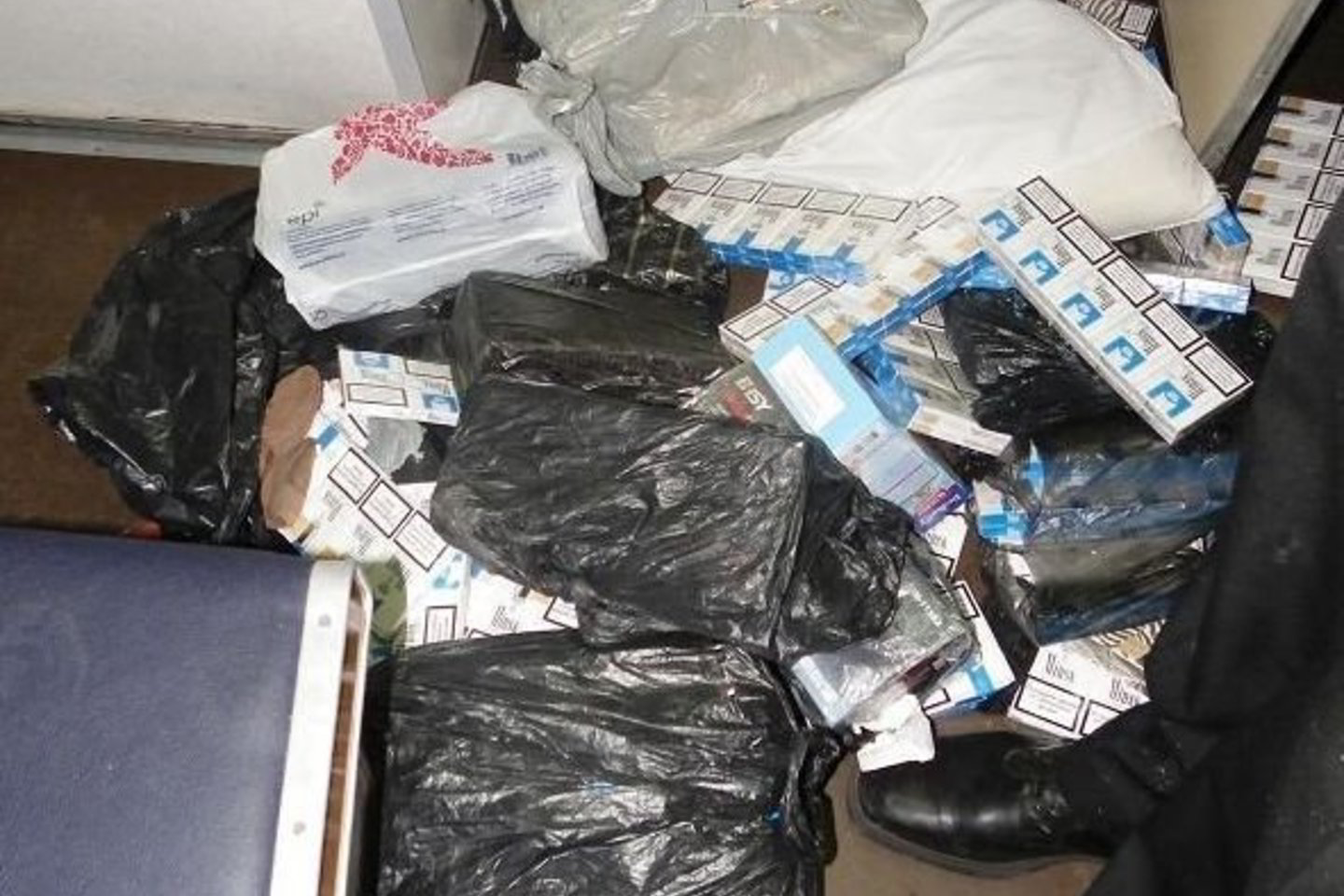 Buvo apklaustas traukinio palydovas baltarusis ir šiuo vagonu į Lietuvą vykę keleiviai, tačiau cigarečių šeimininkas nepaaiškėjo.