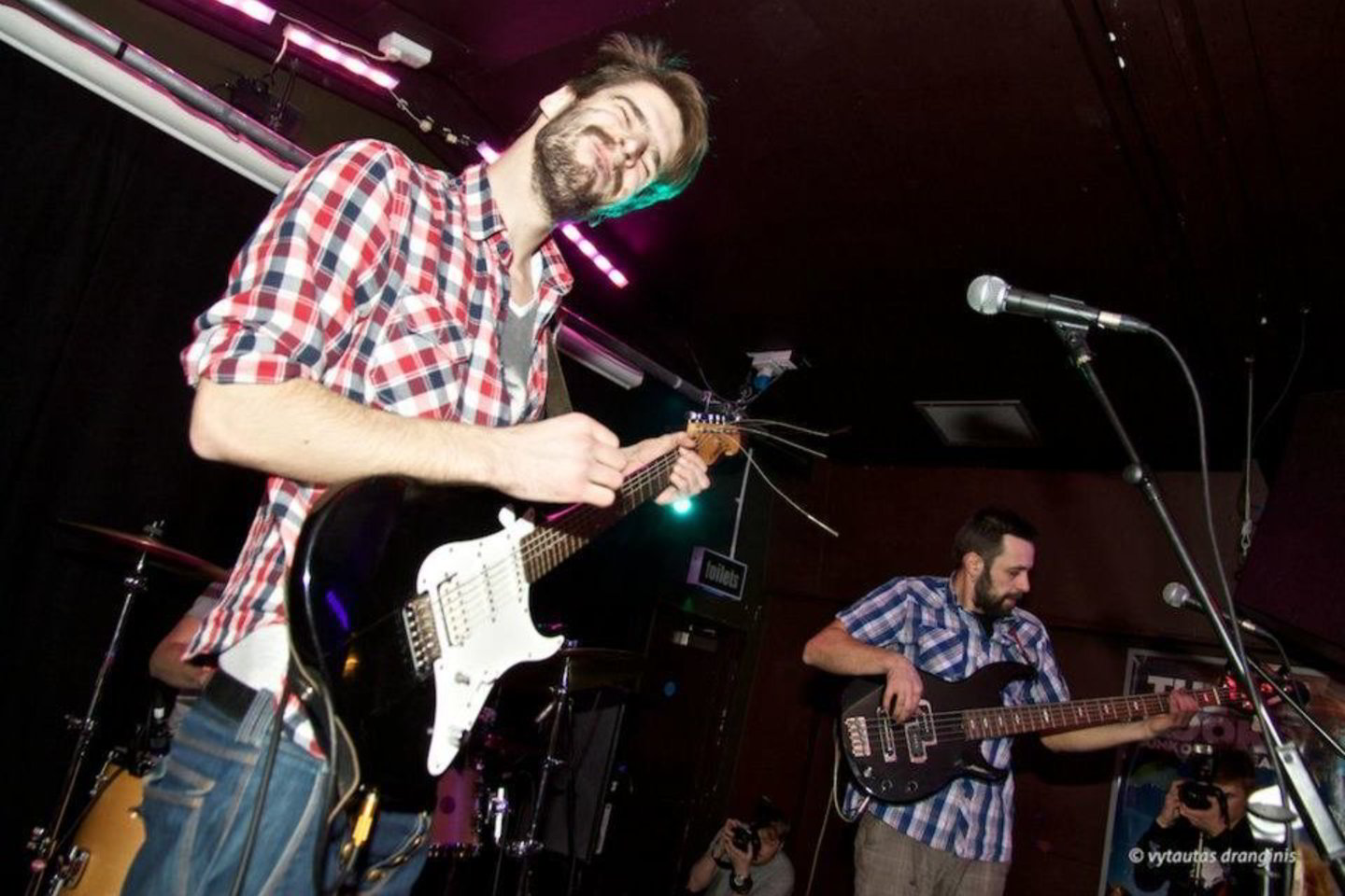 "Freaks On Floor" koncerto Londono klube "The Garage" akimirkos.