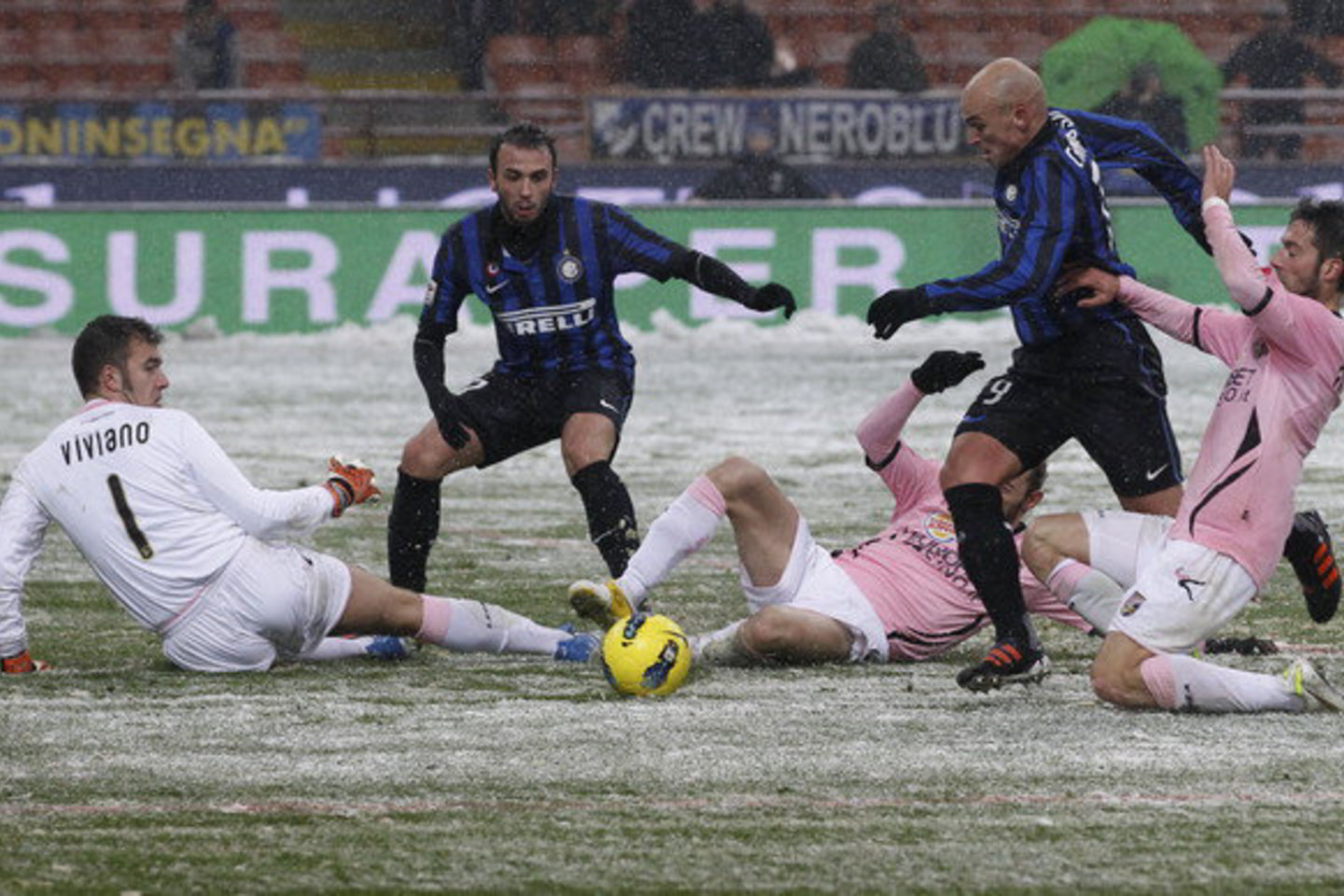 Milano "Inter" (juoda ir mėlyna spalvos) nesugebėjo įveikti "Palermo" futbolininkų.