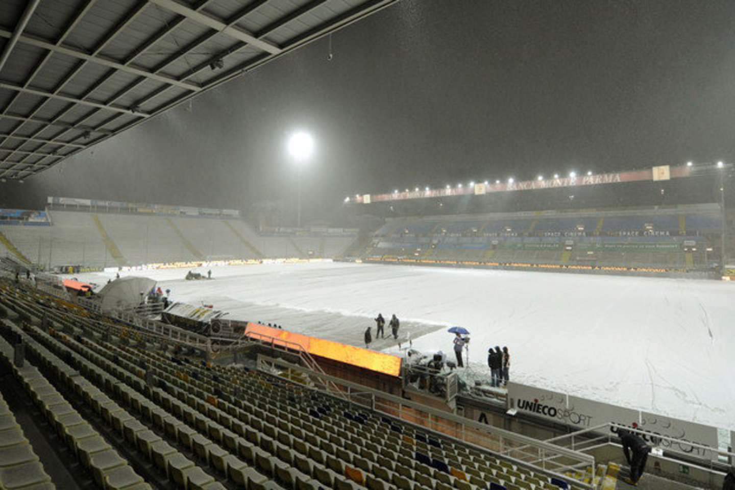 Prieš futbolo rungtynes Parmoje stadiono prižiūrėtojai turėjo daug darbo. Galiausiai mačas buvo atidėtas.