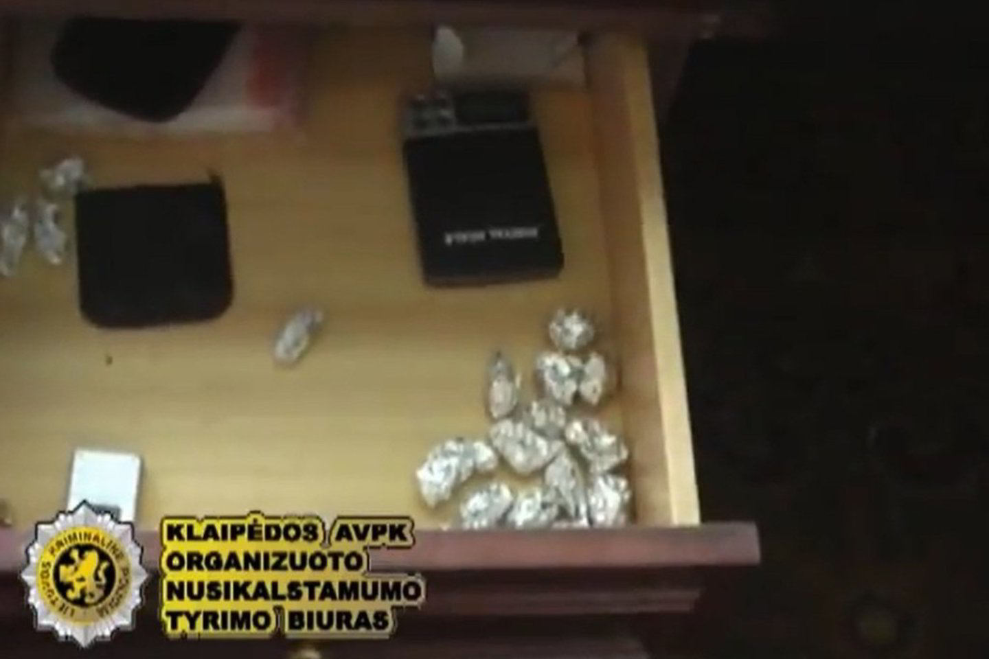 Įtarimai dėl narkotinių medžiagų platinimo, taip pat ir nepilnamečiams, įteikti 3 asmenims.