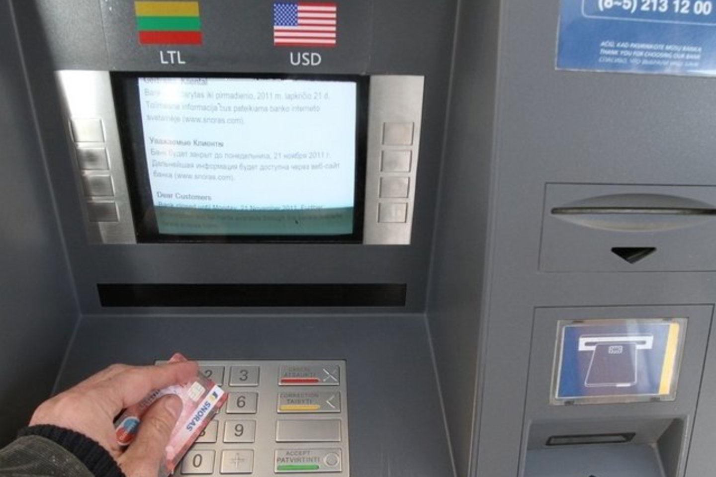 Pinigus vyras siūlė paimti iš bankomato.