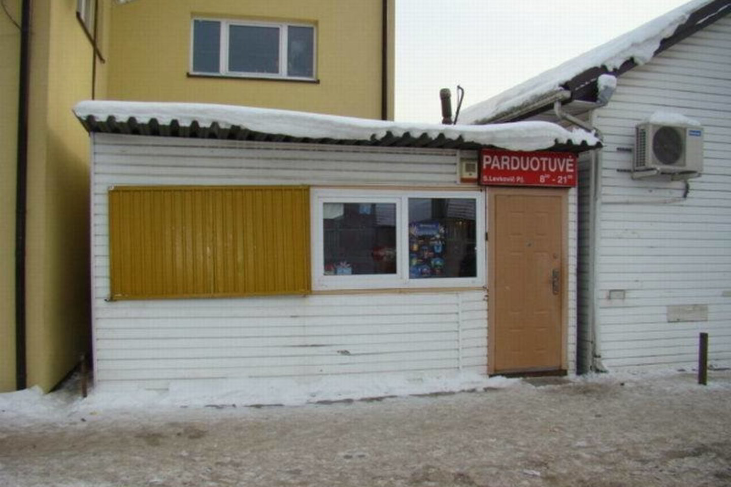 Grasindami pardavėjui į pistoletą panašiu daiktu, vaikinai pareikalavo pinigų.