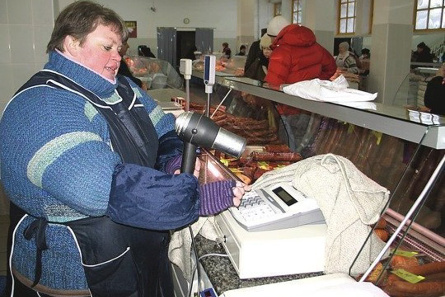 Norint įjungti nuo šalčio stringančius kasos aparatus tenka pasitelkti ir netradicines priemones.