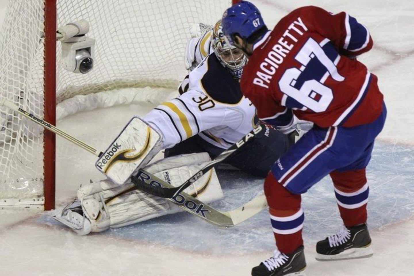 „Buffalo Sabres“ (balta apranga) - „New York Rangers“ rungtynių akimirka.
