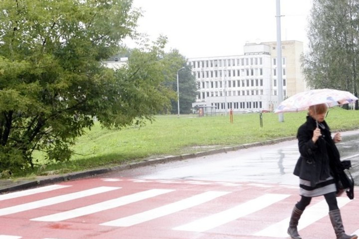 Dažniausiai pėstieji, eidami neapšviestu kelkraščiu arba važiuojamosios dalies kraštu tamsiuoju paros metu.
