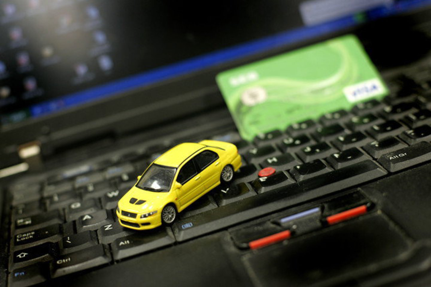 Internetu galima pirkti ir automobilius.