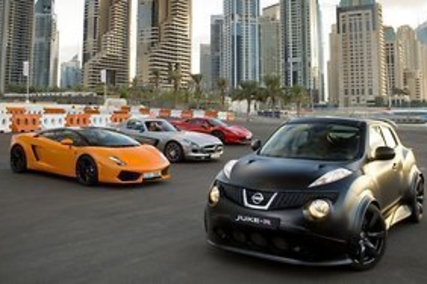 "Nissan Juke-R" improvizuotoje lenktynių trasoje buvo greitesnis už "Ferrari" ir "Lamborghini".