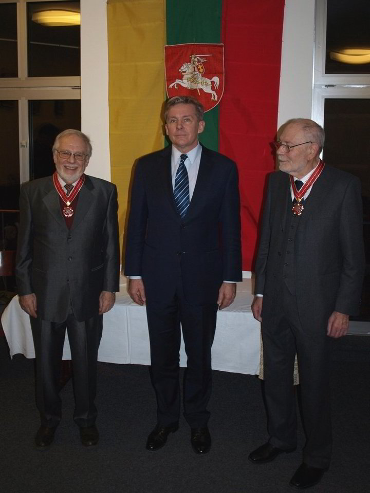 A. Ažubalis „Lietuvos diplomatijos žvaigžde“ apdovanojo G. Albrechtą (kairėje) ir E. Finkelšteiną (dešinėje).