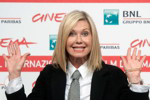 Visuomet jaunatviška 63-ejų dainininkė O. Newton-John grįžta į kiną