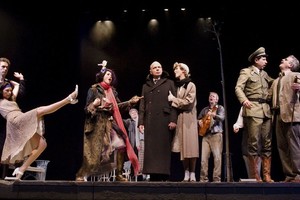 Teatras bando pereiti į šviesiąją pusę?