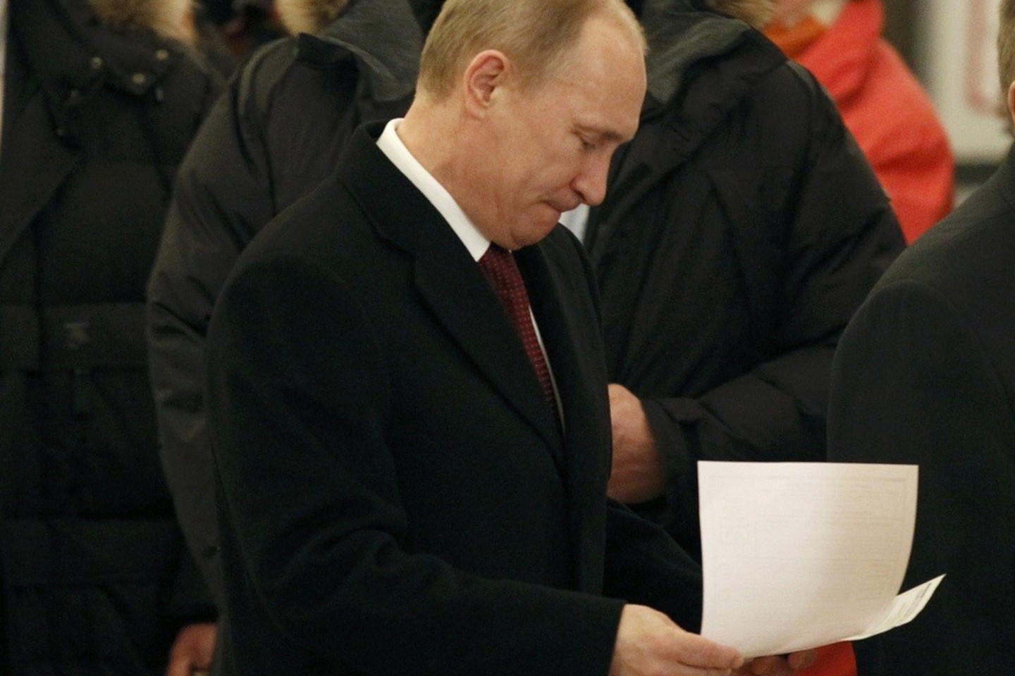 Prie balsadėžės ateina realiausias kandidatas į prezidentus V. Putinas.