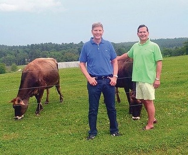 Vyrų porai turtus krauna madingi aukštakulniai ir karvės