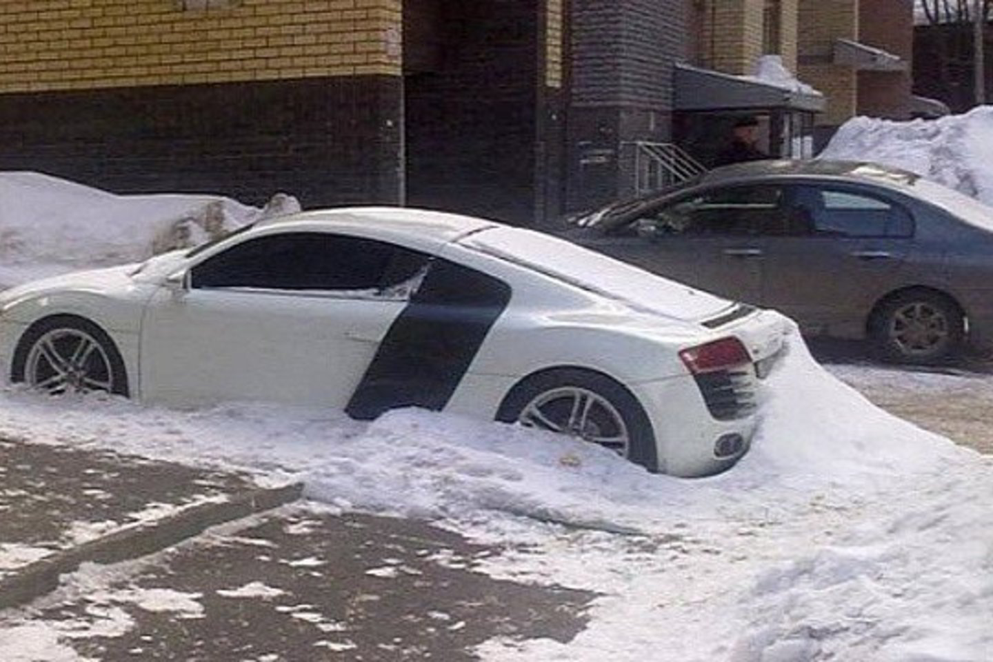 Superautomobilis "Audi R8" ne vieną savaitę paskendęs sniege Žemutiniame Naugarde.
