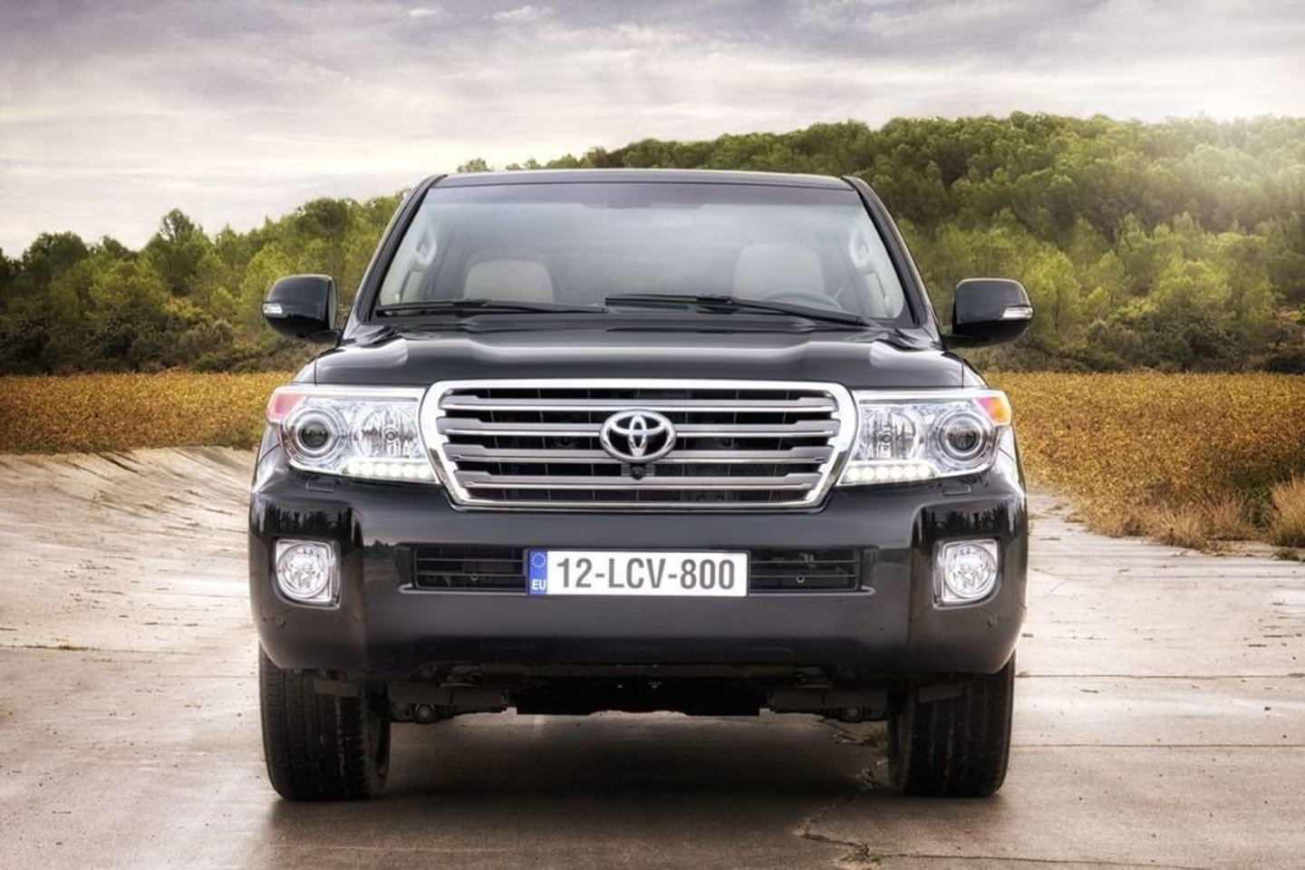 „Land Cruiser V8“ galima rinktis arba su patobulintu 4,5 litro turbodyzeliniu varikliu, arba su visiškai nauju 4,6 litro benzininiu varikliu.