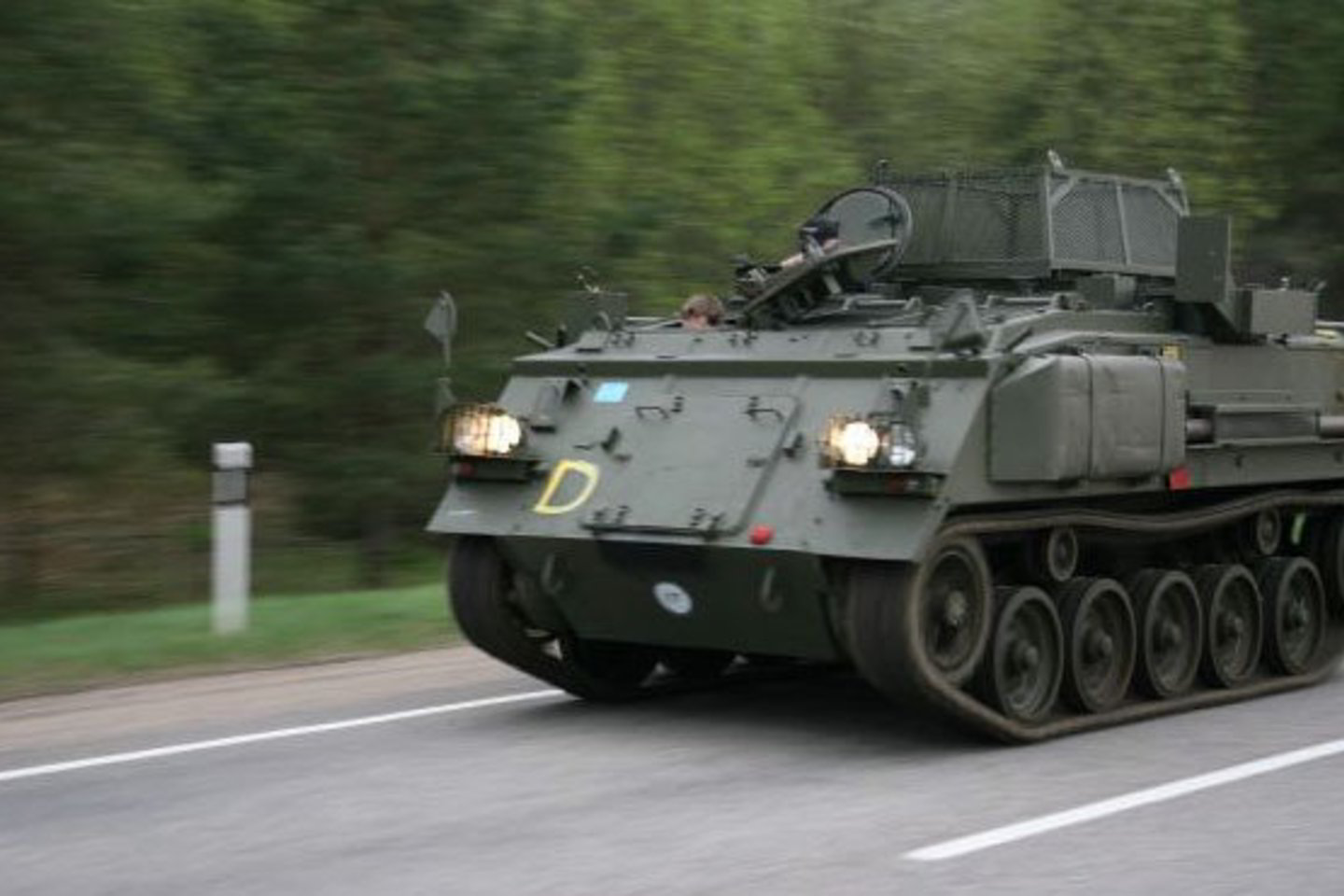 Šarvuotis „FV432“ yra strateginė dvejopos paskirties transporto priemonė, kuri gali būti apginkluojama 7,62 milimetro kalibro kulkosvaidžiu.