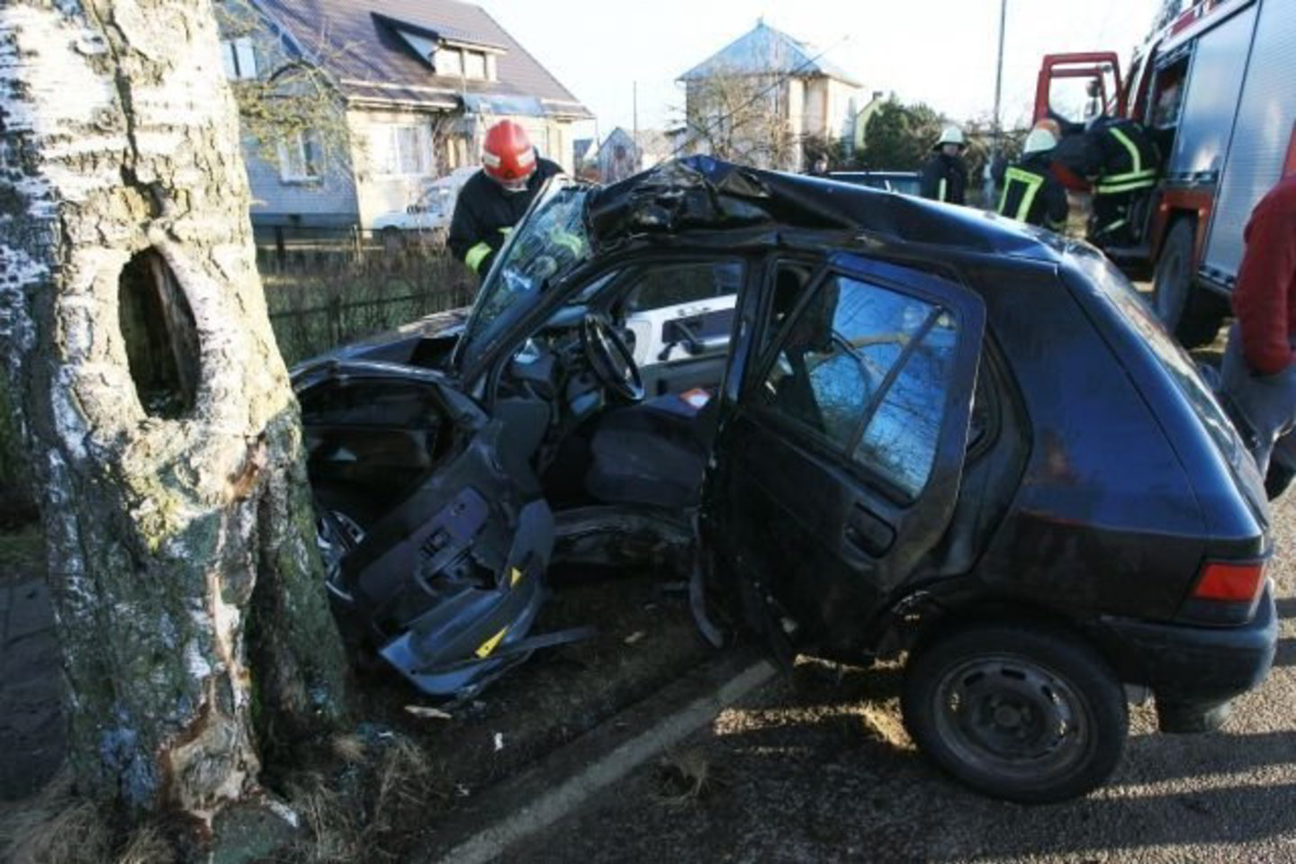 Po smūgio į medį moteris buvo įkalintas automobilyje.