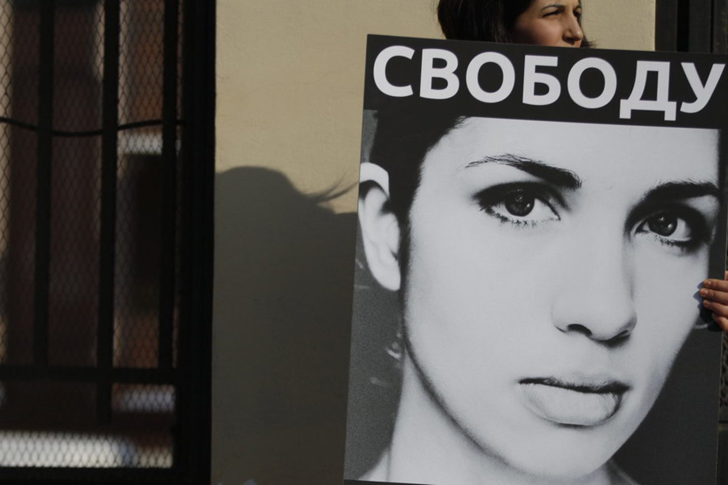 Feminisčių pankroko grupė pagarsėjo V. Putiną smerkiančiais pasirodymais.