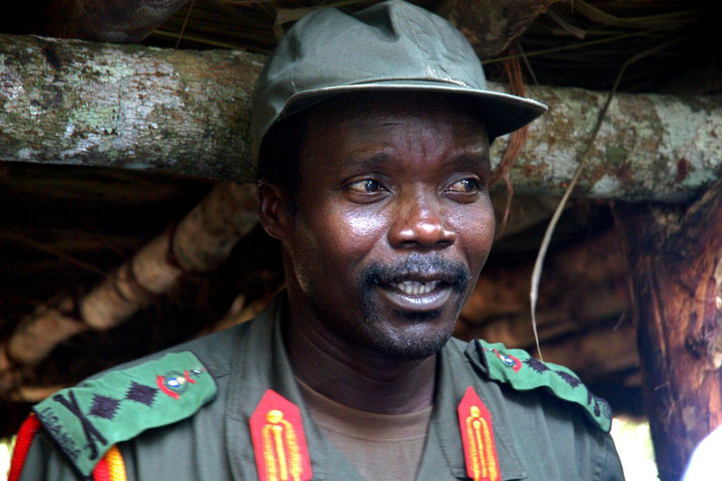 F. Kony pagarsėjo kaip vaikų grobikas. Nepaklusnius mažamečius jis bausdavo jiems nupjaudamas lūpas, nosį ir ausis.