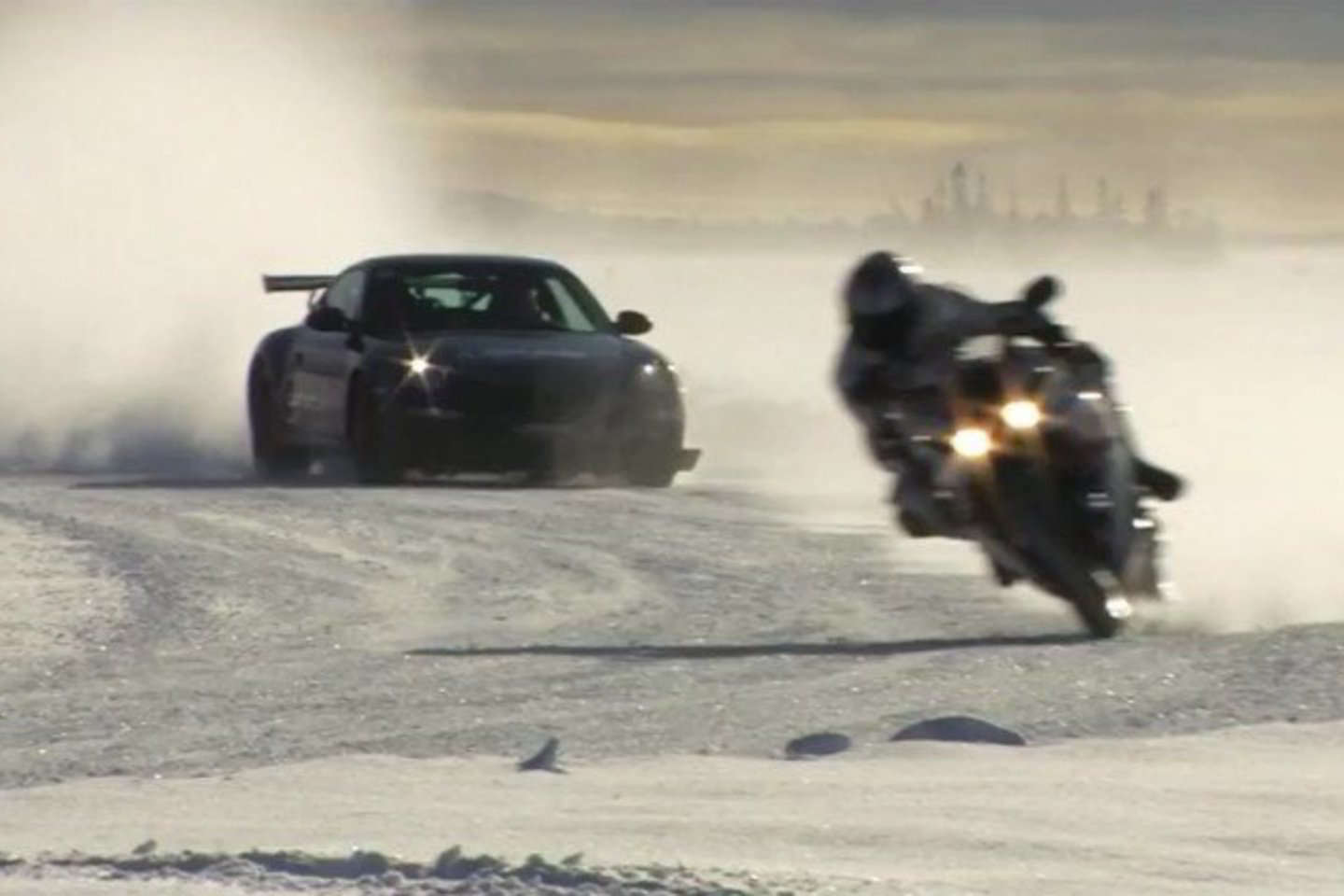 "Porsche" ir "Yamaha" dvikova įvyko ant užšalusio ežero ledo.