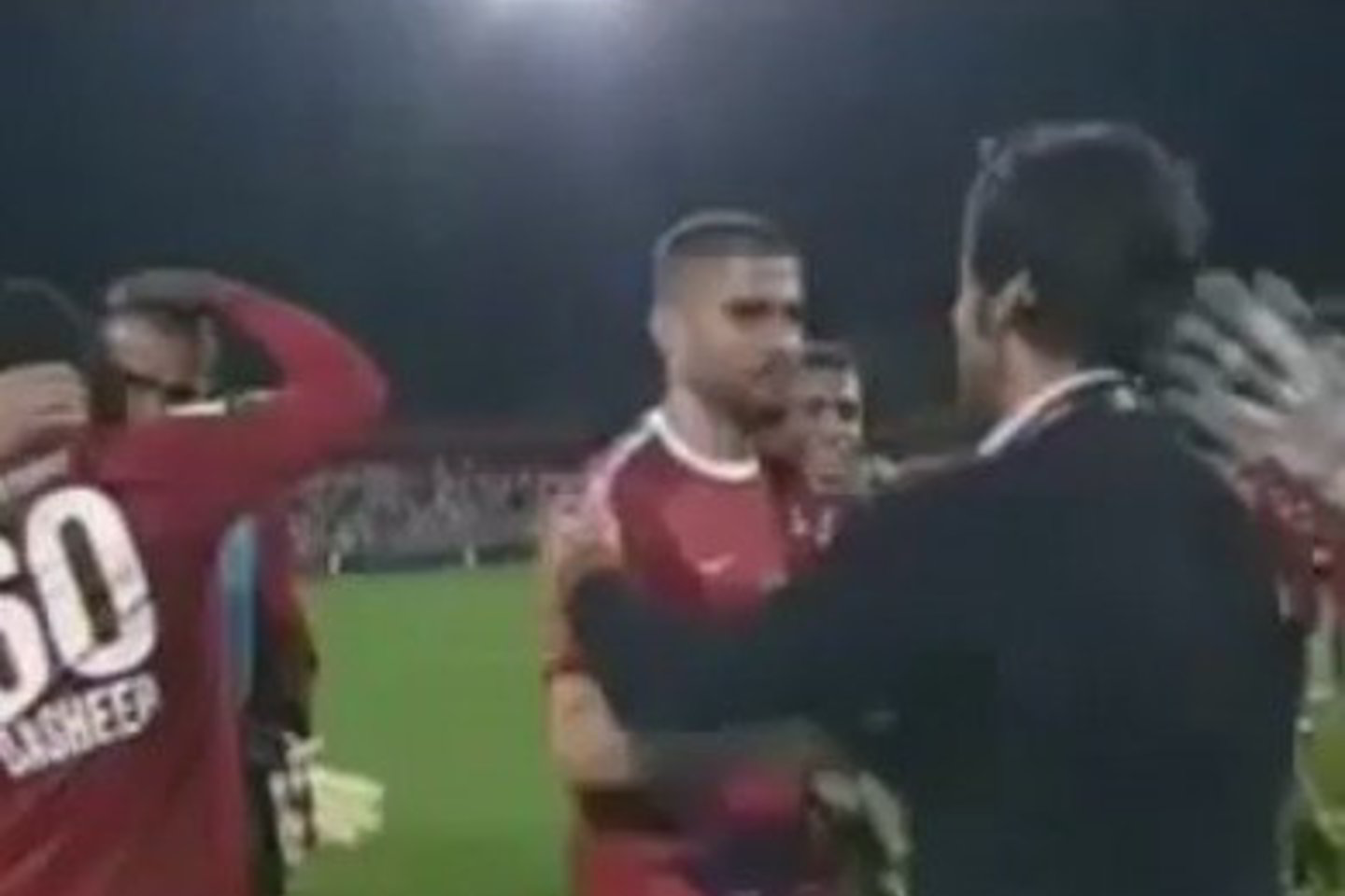 Vartininkas M. Nasseras „Al Ahli“ treneriui ispanui kumščiu į galvą sudavė tuo metu, kai S. Floresas sveikino savo komandos žaidėjus su pergale. Dvikova vyko kovo 11 dieną.