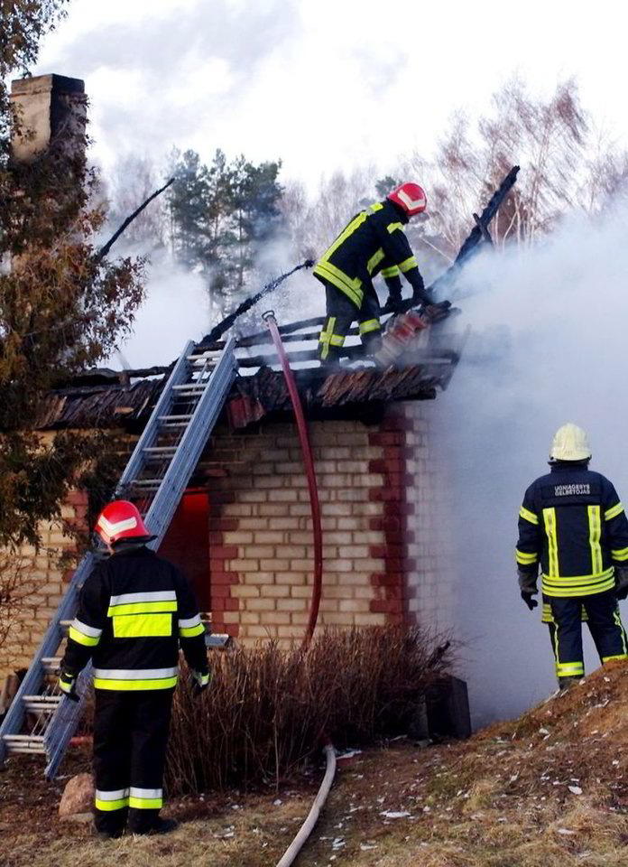 Ugnis nuniokojo pastatą.