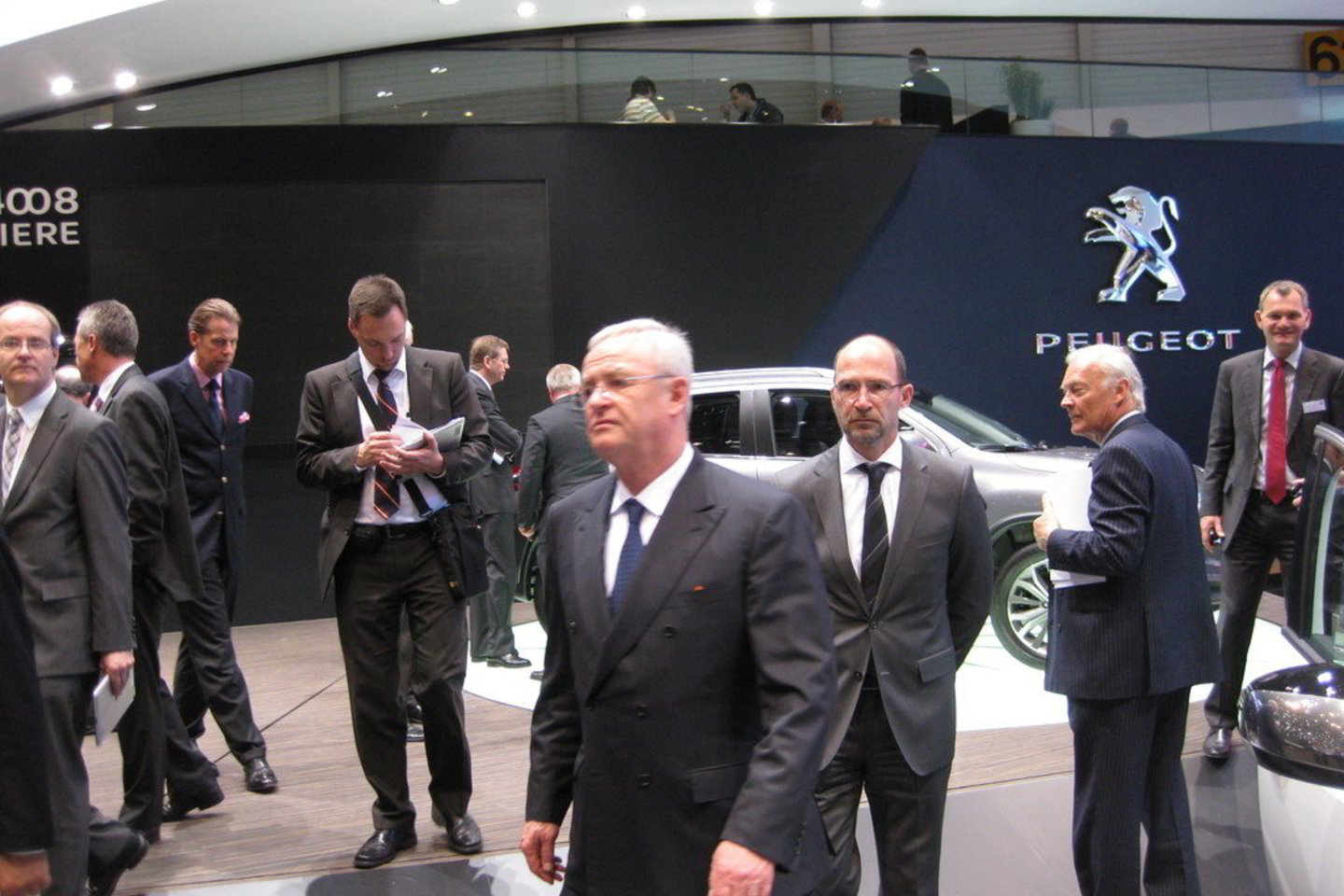 Skirtingai nei „Volkswagen“ grupės vadovas Ferdinandas Piechas, kuri su žmona Barbara po automobilių parodas vaikšto lyg solidūs, pagyvenę pensininkai, M. Winterkornas (viduryje) parodose triūsia.